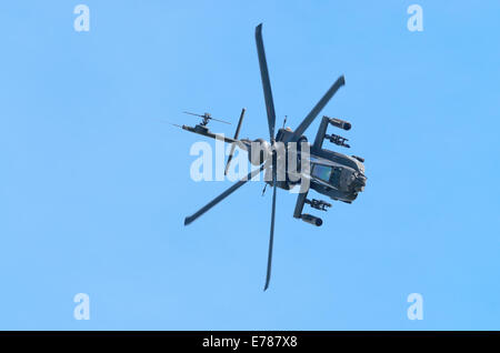 DUXFORD, Cambridgeshire, Inghilterra - 25 Maggio: AH-64 elicottero Apache girando per attacco a terra a IWM Duxford Airshow di Foto Stock