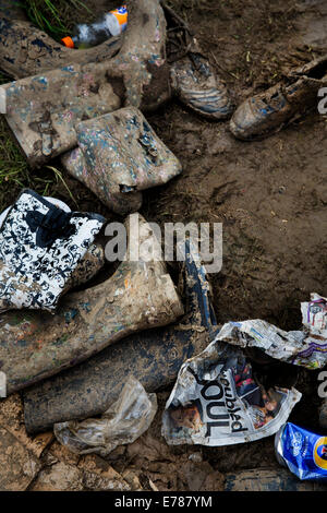 Wellies fangoso a sinistra nella parte anteriore dell'altro stadio, festival di Glastonbury. Glastonbury Festival è il più grande festival greenfield in Foto Stock