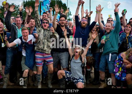 La folla che accoglie gli ospiti all'altra fase, Glastonbury Festival 2014 Foto Stock