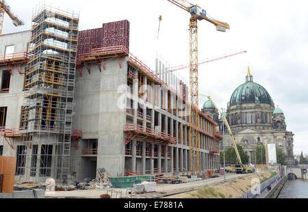 Berlino, Germania. 09Sep, 2014. Il cantiere per la costruzione della Città di Berlino Palace con la cattedrale (R) di Berlino, Germania, 09 settembre 2014. Foto: RAINER JENSEN/dpa/Alamy Live News Foto Stock