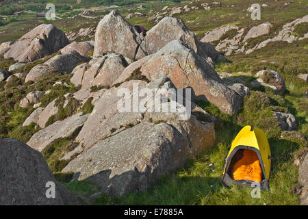 Un giallo in tenda la montagne del Galles Foto Stock