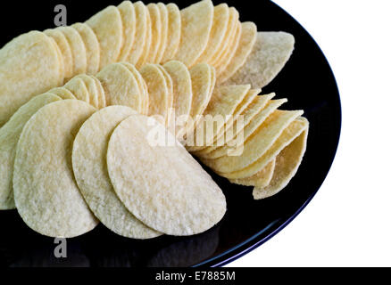 Potato Chips sul piatto nero e isolato sfondo bianco Foto Stock