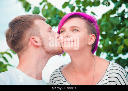 In prossimità di una giovane coppia di baciare Foto Stock