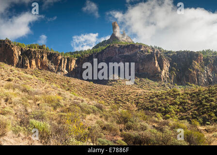 La Roque Nublo scogliere, con Roque Nublo visibile attraverso il cloud, da La Solana, vicino Tejeda, Gran Canaria Foto Stock