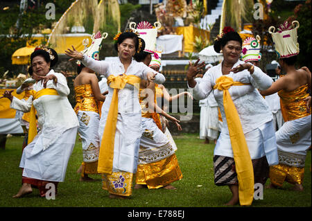 Jakarta, Indonesia. 9 Sep, 2014. Ballerini eseguono durante una cerimonia di Pujawali a Bogor della provincia del West Java, Indonesia, Sett. 9, 2014. Pujawali è un rituale Indù cerimonia di Parahyangan Agung Jagatkartta Taman Sari Salak montagna, la seconda più grande della pura (Hindu casa di culto) dopo Pura Besakih Bali. Credit: Veri Sanovri/Xinhua/Alamy Live News Foto Stock