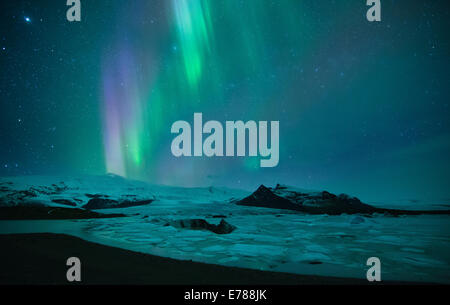 Le luci del nord (Aurora Boreale) oltre il Vatnajokull e galcier Fjallsarlon, Islanda Orientale Foto Stock