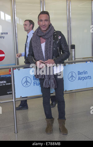 Ex RTL TV show "Ich bin ein Star holt mich hier raus!' contestant Jochen Bendel arrivando da Monaco di Baviera presso l'aeroporto di Tegel. Dotato di: Jochen Bendel Dove: Berlino, Germania Quando: 07 Mar 2014 Foto Stock