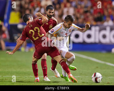 Valencia, Spagna. 08 Sep, 2014. Radeski (R) è contestata da inoltrare Isco (L) e il Difensore Raul Albiol durante il Campionato Europeo in qualifica. Spagna contro la Macedonia. Credito: Azione Sport Plus/Alamy Live News Foto Stock