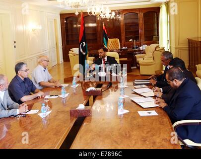 Tripoli, Libia. 9 Sep, 2014. Libia-islamico sostenuto il primo ministro Omar al-Hasi (C) risolve una riunione dopo la generale uscente Congresso Nazionale (GNC) concessa la fiducia al nuovo governo, che è guidato da Omar al-Hasi e composta da 19 ministeri e tre supremi consigli, a Tripoli, in Libia, il 7 settembre 8, 2014. Libia l' ex-il parlamento ha formalmente autorizzato di islamisti-governo sostenuto nella città capitale di Tripoli il lunedì. Credito: Xinhua/Alamy Live News Foto Stock