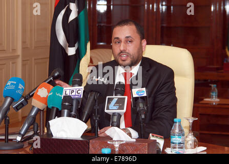 Tripoli, Libia. 9 Sep, 2014. Libia-islamico sostenuto il primo ministro Omar al-Hasi risolve una riunione dopo la generale uscente Congresso Nazionale (GNC) concessa la fiducia al nuovo governo, che è guidato da Omar al-Hasi e composta da 19 ministeri e tre supremi consigli, a Tripoli, in Libia, il 7 settembre 8, 2014. Libia l' ex-il parlamento ha formalmente autorizzato di islamisti-governo sostenuto nella città capitale di Tripoli il lunedì. Credito: Xinhua/Alamy Live News Foto Stock