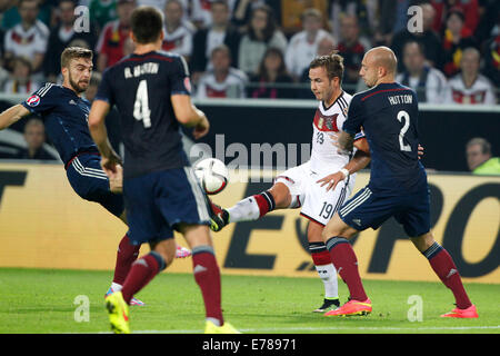 Dortmund, Germania. 07Th Sep, 2014. La Germania Mario Goetze (seconda R) e della Scozia Alan Hutton (R), James Morrison (L) e russell Martin (2 L) si contendono la palla durante UEFA EURO 2016 qualifica del gruppo D partita di calcio tra la Germania e la Scozia a Dortmund, Germania, 07 settembre 2014. La Germania ha vinto 2-1. Foto: Roland Weihrauch/dpa/Alamy Live News Foto Stock