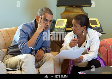 Il presidente Barack Obama parla con National Security Advisor Susan E. del riso in seguito leader stranieri telefonate da Chilmark, messa. , 2014. Foto Stock