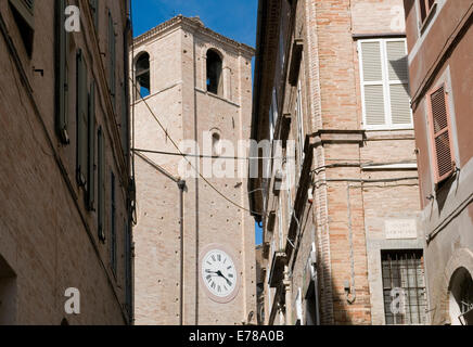 Gli antichi edifici nel centro storico della città di Fermo, Regione Marche, Italia Foto Stock