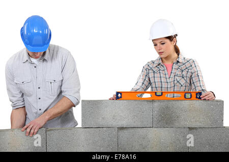 Giovane facendo muratura. Foto Stock