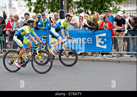 Rafal Majka (L) e Kristian Karen sul terrapieno, Londra durante il 2014 Tour de France Foto Stock