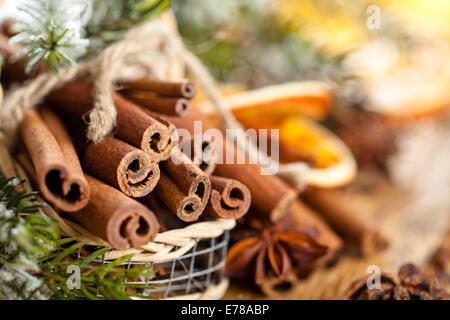 Bastoncini di cannella nel cestello. Foto Stock