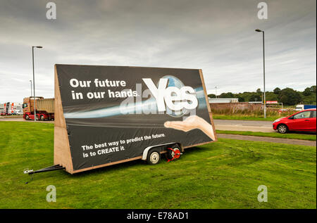 Indipendenza scozzese referendum 2014 grandi votare sì segno o palizzata vicino alla strada di ingresso nella città di Elgin Moray Foto Stock