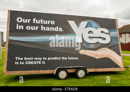 Indipendenza scozzese referendum 2014 grandi votare sì segno o palizzata sul ciglio della strada in ELGIN MORAY Foto Stock