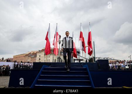 Il Presidente Usa Barack Obama lascia il palco dopo che egli offre un commento in occasione del venticinquesimo anniversario Freedom Day celebrazione in Piazza Castello Giugno 4, 2014 a Varsavia in Polonia. Foto Stock