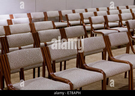 Le righe vuote di sedie in sala di presentazione - USA Foto Stock