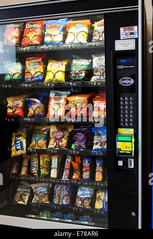 Popolare di chips e snacks nel distributore automatico - USA Foto Stock
