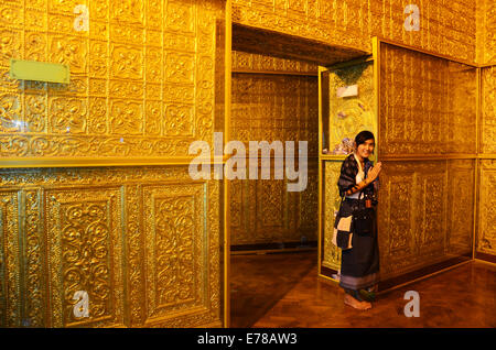 Tailandese donne pregando ritratto all'interno del Botahtaung Pagoda di Yangon Myanmar Foto Stock