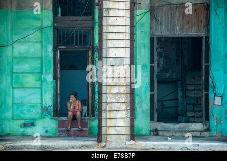 Giovane donna in casa sua in Old Havana, Cuba Foto Stock