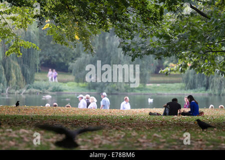 Londra REGNO UNITO. Il 9 settembre 2014. I londinesi godetevi il clima mite in St James Park a fine estate Credit: amer ghazzal/Alamy Live News Foto Stock