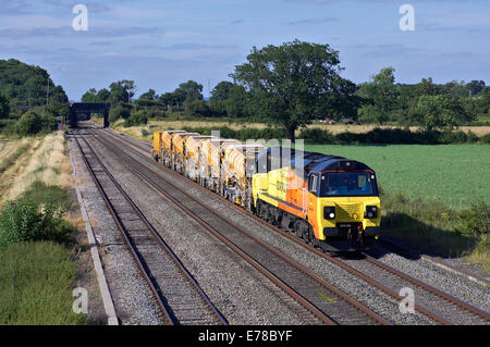 70804 capi attraverso Spetchley con 6Z47 Tyne Yard - Cardiff Canton carro spostare il 15 luglio 2014. Foto Stock