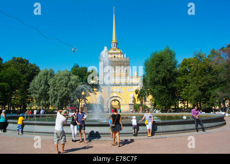 Admiralty Building torre (1823), Alexander giardino, Central Saint Petersburg, Russia, Europa Foto Stock