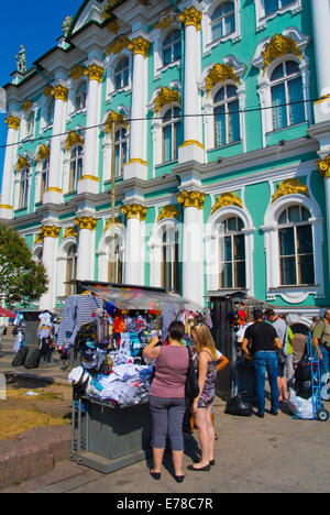 Bancarelle di Souvenir di fronte palazzo d'inverno (1764), sede dell'Eremo, la piazza del Palazzo, Central Saint Petersburg, Russia, Europa Foto Stock