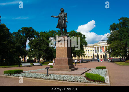 Ploshchad Iskusstv, Tecnica Square, con la statua di Alexander Pushkin e il Museo Russo in background, Central Saint Petersburg Foto Stock