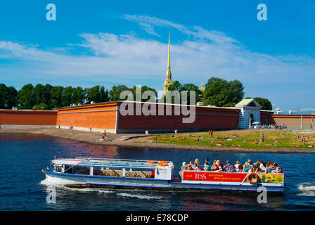 Crociera turistica tour in barca sul fiume Neva, con la fortezza di Pietro e Paolo in background, San Pietroburgo, Russia, Europa Foto Stock