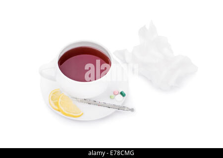 Tazza di tè con le pillole, le fette di limone, un termometro e rugosa di carta tissue, isolati su sfondo bianco Foto Stock