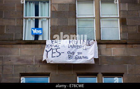 Edimburgo, Scozia, 9 settembre. 2014. Referendum scozzese poster visibile sulle pareti residenziali e in Windows della capitale negli ultimi due giorni mostrano nella maggior parte dei casi che il caso sì è molto più audace e più grande di piccoli apparentemente timida poster da nessun campo, oltre a due studentesse che risiedono nello stesso piatto in Marchmont, che non sono d' accordo sulla loro fedeltà. Credito: Arch bianco/Alamy Live News Foto Stock