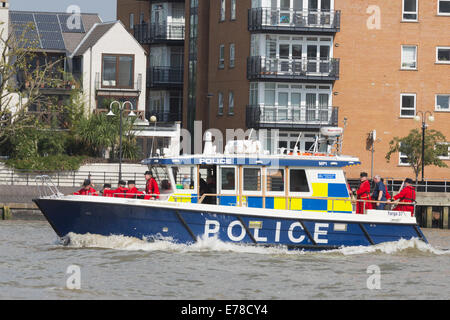 Londra, Regno Unito. Il 9 settembre 2014. Chelsea pensionati su una barca di polizia. Il Tall navi che hanno preso parte al Royal Greenwich Tall Ships Festival 2014 lasciare Greenwich in una sfilata di navigare lungo il Tamigi. Credito: Nick Savage/Alamy Live News Foto Stock