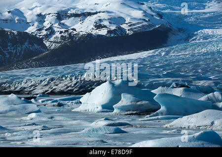 Il ghiacciaio Vatnajokull decending a livello del mare a Fjallsarlon, Islanda Orientale Foto Stock