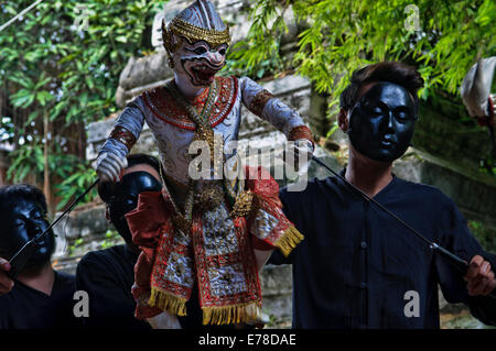 Tradizionale di Marionette Thai prestazioni a Klong Bang Luang artista villaggio in Thonburi lato di Bangkok, Thailandia Foto Stock