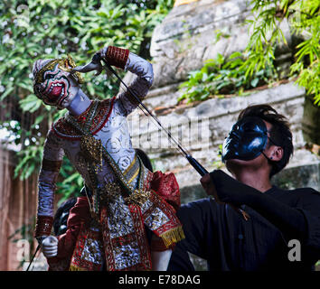 Tradizionale di Marionette Thai prestazioni a Klong Bang Luang artista villaggio in Thonburi lato di Bangkok, Thailandia Foto Stock