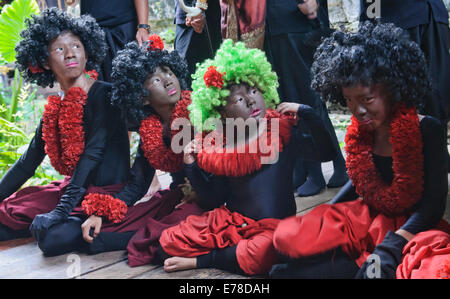 Fro kids interpreti presso la Casa degli Artisti, Klong Bang Luang, Bangkok, Thailandia Foto Stock