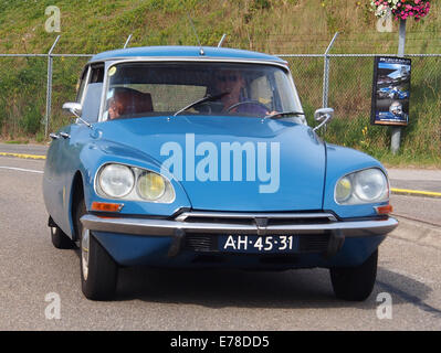La Citroen ID20 Snoek del 1969, con targa AH-45-31, è una classica automobile francese. Conosciuta per le sue innovative sospensioni idropneumatiche e l'ingegneria avanzata, l'ID20 è una parte notevole dell'eredità automobilistica di Citroen. Foto Stock