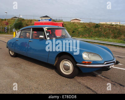 Una Citroën ID20 Snoek blu del 1969, una classica auto francese dalle linee eleganti e dallo stile unico, che mostra il suo design e la sua funzionalità automobilistiche della metà del secolo. Foto Stock