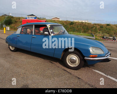 La Citroen ID20 Snoek blu del 1969 è un'auto d'epoca dal design e dall'ingegneria francese unici. Questo veicolo, registrato con la targa AH-45-31, rappresenta un'era iconica nella storia dell'automobile. Foto Stock