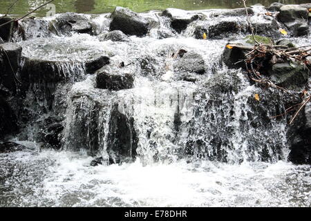 Cascata con una velocità elevata dello shutter Foto Stock