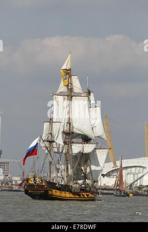 Londra, Regno Unito. 9 Sep, 2014. Tall Ships lasciare Greenwich nel 'Parade di vela". Le navi sono state a Londra per il Royal Greenwich Tall Ships Festival 2014: Credito Ed Brown/Alamy Live News Foto Stock