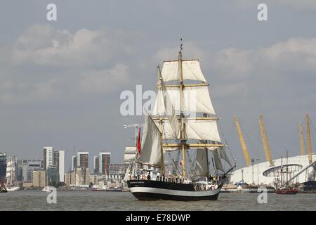 Londra, Regno Unito. 9 Sep, 2014. Tall Ships lasciare Greenwich nel 'Parade di vela". Le navi sono state a Londra per il Royal Greenwich Tall Ships Festival 2014: Credito Ed Brown/Alamy Live News Foto Stock