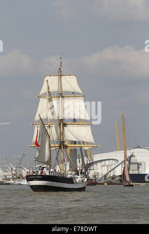 Londra, Regno Unito. 9 Sep, 2014. Tall Ships lasciare Greenwich nel 'Parade di vela". Le navi sono state a Londra per il Royal Greenwich Tall Ships Festival 2014: Credito Ed Brown/Alamy Live News Foto Stock