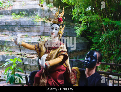 Tailandese tradizionale alle prestazioni dei burattini al villaggio degli artisti, Klong Bang Luang, Bangkok, Thailandia Foto Stock