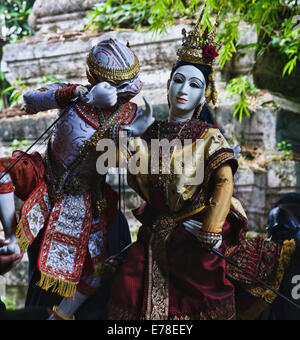 Tradizionale di Marionette Thai prestazioni a Klong Bang Luang artista villaggio in Thonburi lato di Bangkok, Thailandia Foto Stock