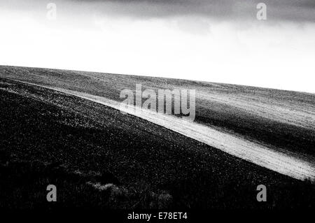 Alto contrasto, in bianco e nero girato di un campo arato vicino Piddinghoe, East Sussex Foto Stock